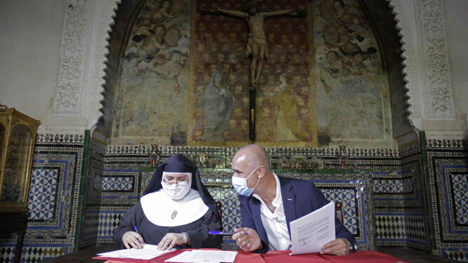 Muñoz y la abadesa de Santa Inés durante la firma del convenio de colaboración en julio de 2021. / José Ángel García