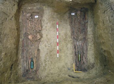 Exhumación en las inmediaciones del Fuerte de San Cristóbal (Pamplona), antiguo penal franquista donde las víctimas fueron enterradas con una botella de vídrio, en cuyo interior se introducía su nombre y apellidos.Aranzadi