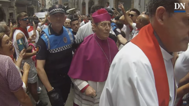 El arzobispo de Pamplona, durante la agresión/Foto: Diario de Navarra