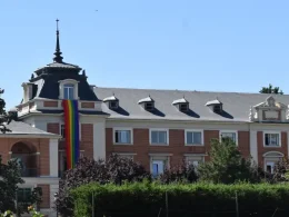 Una de las banderas LGBT colocadas en el Palacio de La Moncloa, sede del Gobierno de España en julio de 2022. Crédito: Nicolás de Cárdenas / ACI Prensa