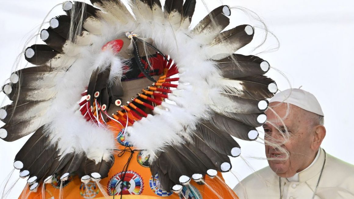 El papa Francisco durante una reunión con indígenas en el cementerio de Maskwacis, en Edmonton, Canadá, este 25 de julio de 2022. Ciro Fusco