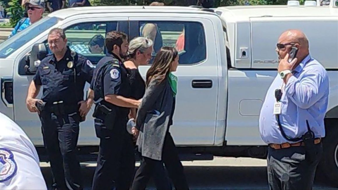 La congresista demócrata Alexandria Ocasio-Cortez es detenida por la Policía del Capitolio. Eduard Ribas /