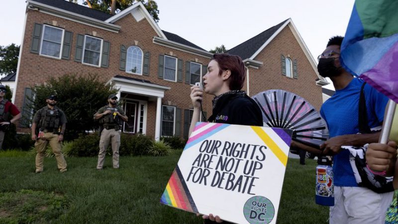 Activistas por el derecho al aborto se manifiestan frente a la casa de la jueza conservadora del Tribunal Supremo Amy Coney Barrett en Virginia. Michael Reynolds