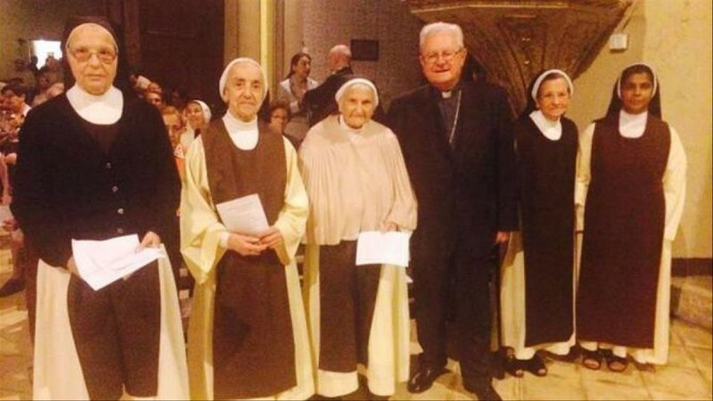 El entonces obispo de Mallorca, Javier Salinas, con las monjas jerónimas. Religión Digital