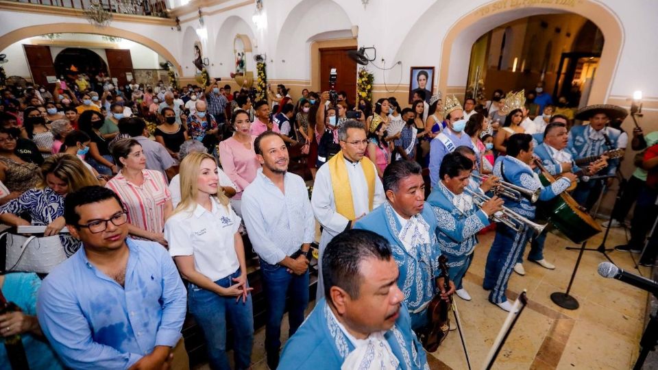 Alcalde JM Unánue y Paty Lobeira acompañan a boqueños en la ProcesiónCréditos: Ayuntamiento de Boca del Rio
