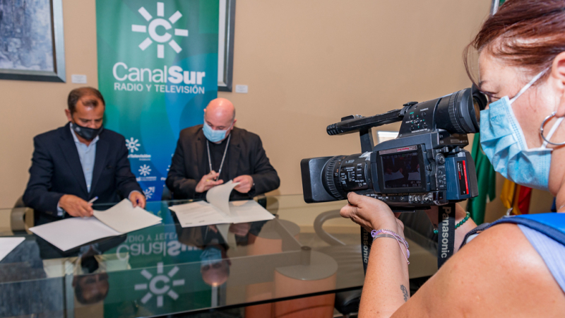 Juan de Dios Mellado, director general de Canal Sur, y Francisco Jesús Orozco, obispo de Guadix, en la firma del convenio. RTVA
