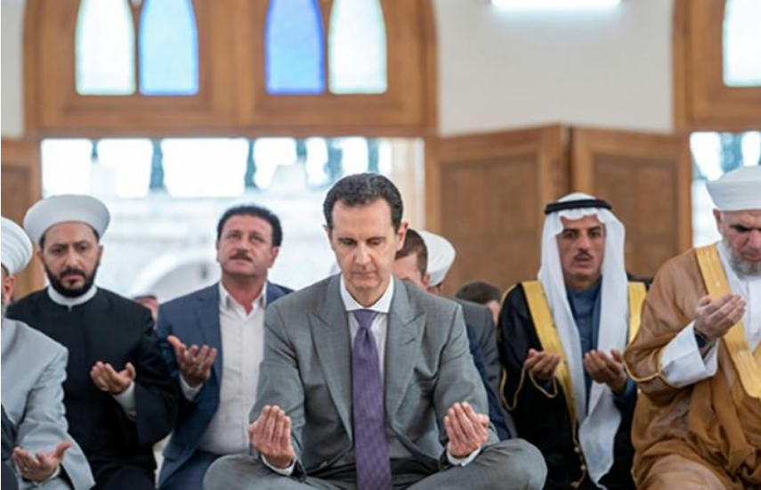 El presidente sirio, Bashar al-Asad (C), en la oración de la fiesta del Eid al-Ada, en una mezquita de Alepo, en el norte de Siria, en una imagen difundida por la agencia oficial SANA el 9 de julio de 2022