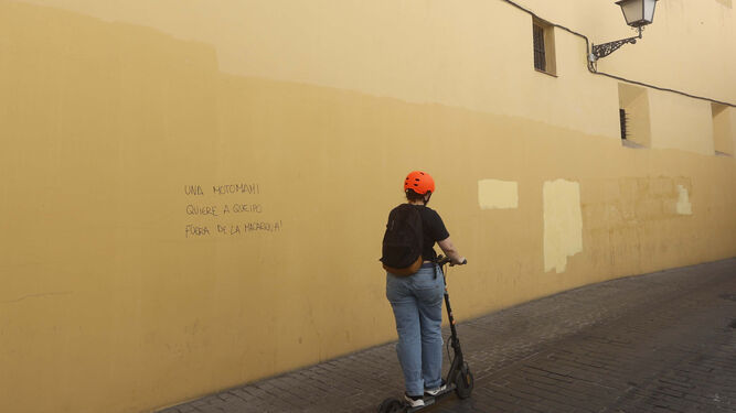 Una pintada en el centro de Sevilla pidiendo la salida de Queipo de la Macarena. / Juan Carlos Muñoz