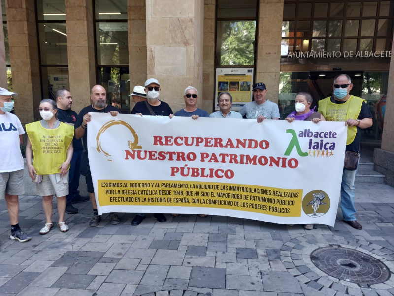 Concentración Albacete Laica contra cesión de solar municipalal Obispado