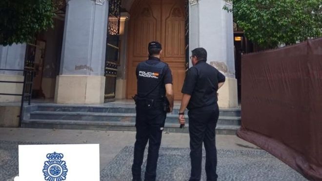 Dos agentes de la Policía Nacional en la iglesia de San Bartolomé de Murcia. Policía Nacional
