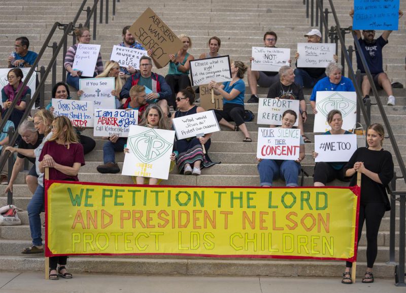 La protesta contra el abuso sexual por parte de miembros de la Iglesia de Jesucristo de los Santos de los Últimos Días, el 19 de agosto de 2022 en Salt Lake City. (Rick Egan/The Salt Lake Tribune via AP)