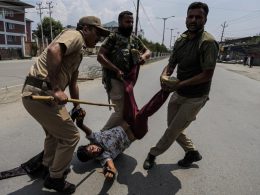 Policías indios detienen a un musulmán chiíta por participar en una procesión religiosa no autorizada en Srinagar, en la Cachemira controlada por India, el domingo 7 de agosto de 2022. (Foto Mukhtar Khan)