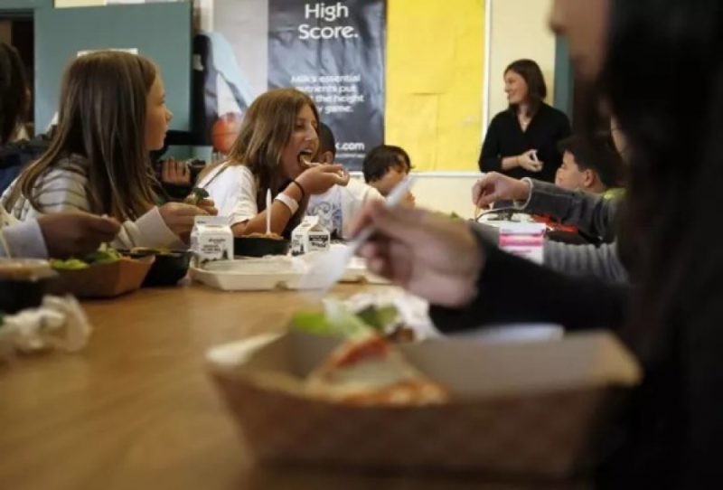 Estudiantes almorzando en una cafetería escolar en San diego, California, en 2011