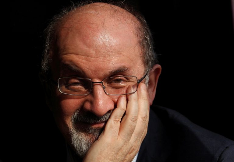 El escritor Salman Rushdie, en Londres, en una foto de octubre de 2010. REUTERS/Andrew Winning