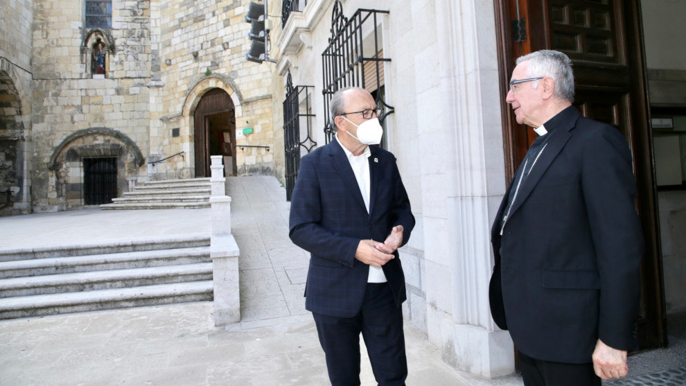 El consejero de Turismo de Cantabria con el obispo de Santander