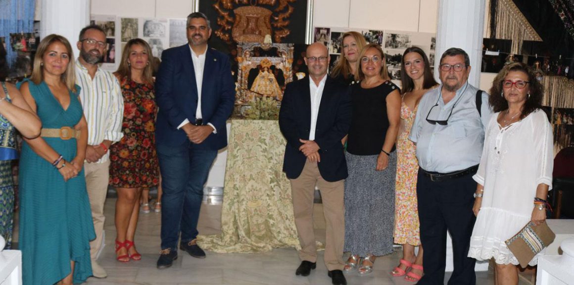 El alcalde (PSOE) de Mijas (Málaga) inaugura en el patio del Ayuntamiento una exposición en honor a la Virgen de la Peña.