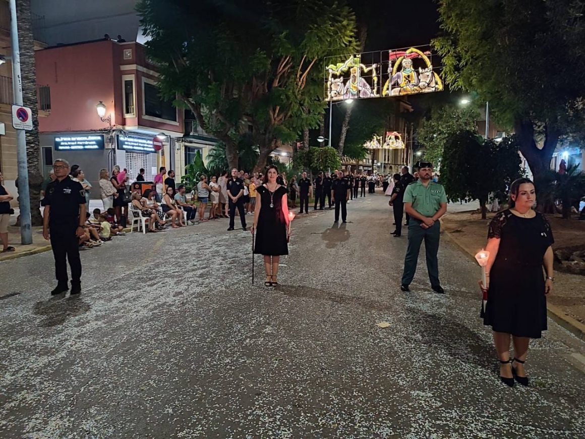 La alcaldesa de Paiporta, concejales, policía municipal y guardia civil, en la procesión de San Roc