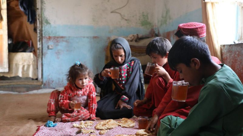 Los hijos mayores de Homaira hacen una comida a base de pan y té en su casa del distrito de Shuhada, en Kabul. Munir Tanweer / UNICEF