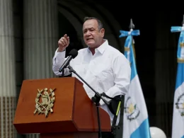 El presidente y políticos de Guatemala participan en un desayuno de oración