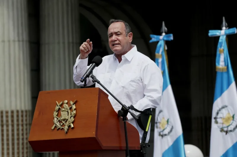 El presidente y políticos de Guatemala participan en un desayuno de oración