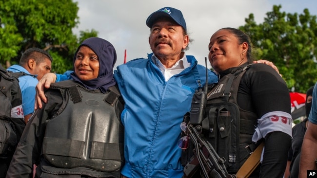 ARCHIVO - La policía de Nicaragua se toma una foto con el presidente Daniel Ortega, en Masaya, Nicaragua, el viernes 13 de julio de 2018. Foto AP/Archivo Cristóbal Venegas
