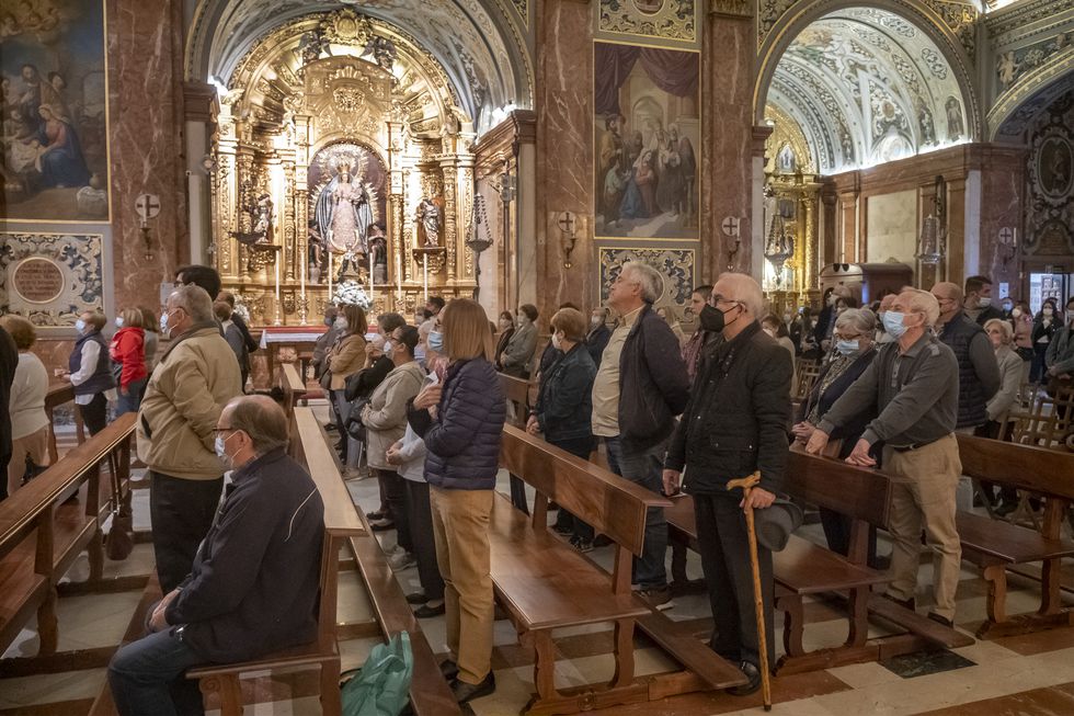 Fieles en misa en la basílica de la Macarena en Sevilla, en abril.PACO PUENTES