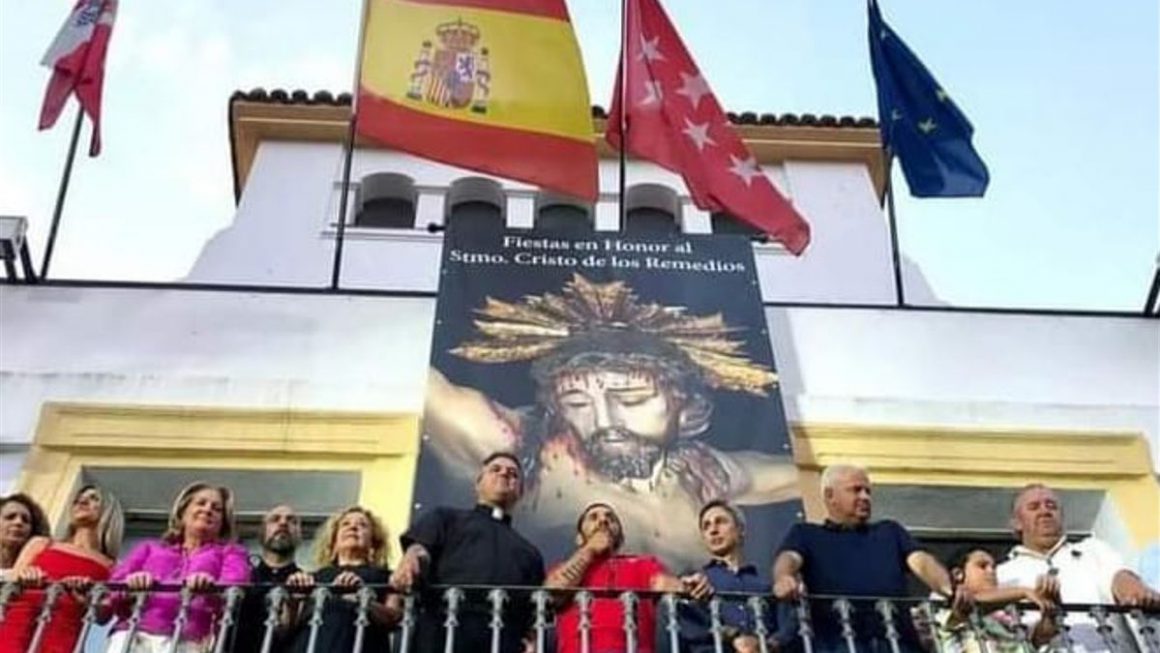 El alcalde de San Sebastián de los Reyes, Narciso Romero, junto al párroco durante el acto de bendición del santo.