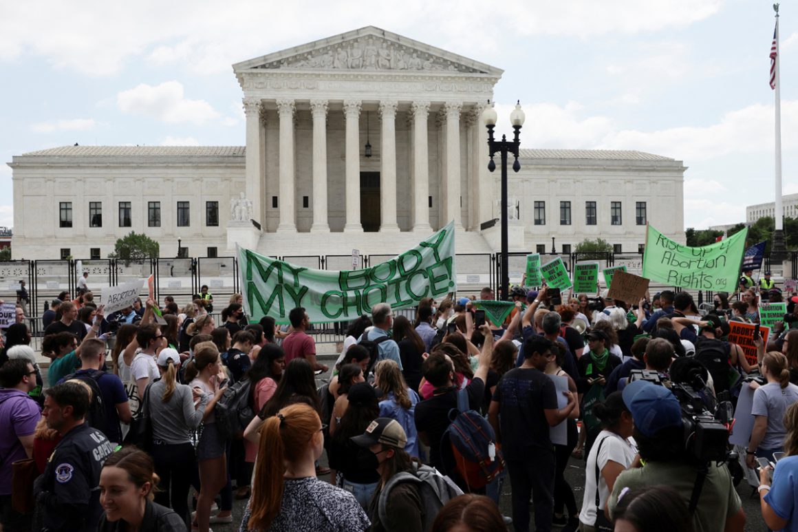 Cientos de personas protestan ante la sede del Tribunal Supremo de EEUU, en Washington, contra la decisión de revocar la constitucionalidad del derecho al aborto.