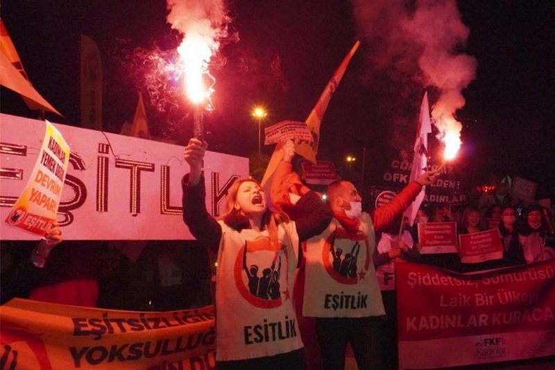 Organizaciones feministas en un acto por el Convenio de Estambul (Estambul).