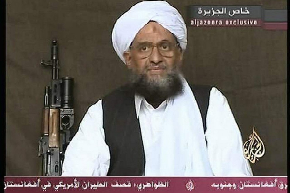 Fotografía de archivo del 9 de septiembre de 2004 que muestra una captura a una cinta de vídeo en la que aparece Ayman al-Zawahiri. — Archivo / EFE/ Ho / Al Jazeera