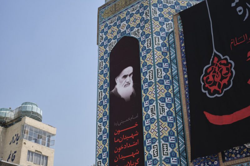 Retrato del ayatolá iraní Ruholá Jomeiní en el santuario Saleh, Irán. — Jaime León / EFE