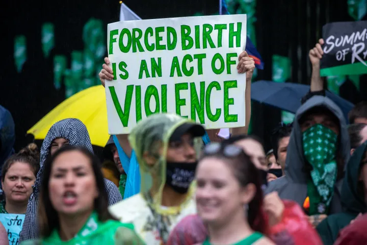 Activistas por el derecho al aborto marchan a la Casa Blanca.Yasin Ozturk/Anadolu Agency via Getty Images