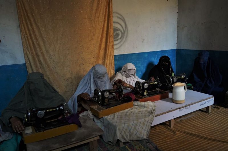 Taller textil en el que un grupo de mujeres, muchas de ellas viudas, aprenden a coser y ganan un salario de unos 20 euros al mes en un pueblo a las afueras de la ciudad de Kandahar, en el sureste de Afganistán.LUIS DE VEGA