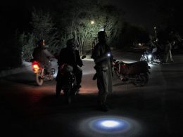 Unos talibanes realizaban un control de seguridad ante el riesgo de atentados en del barrio de Dasht-e-Barchi, el lunes durante la celebración de la Ashura. foto LUIS DE VEGA