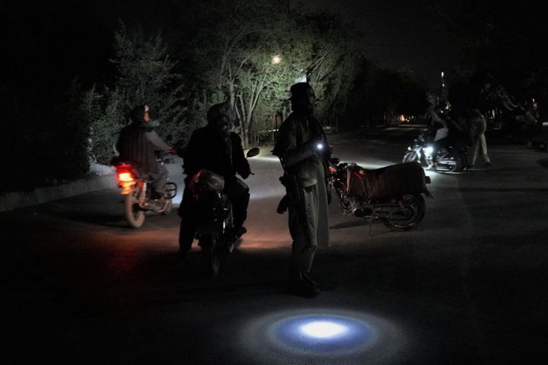 Unos talibanes realizaban un control de seguridad ante el riesgo de atentados en del barrio de Dasht-e-Barchi, el lunes durante la celebración de la Ashura. foto LUIS DE VEGA