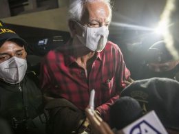 El periodista José Rubén Zamora Marroquín llega a la torre de tribunales luego de su captura, el 29 de julio de 2022 en Ciudad de Guatemala (Guatemala). Esteban Biba