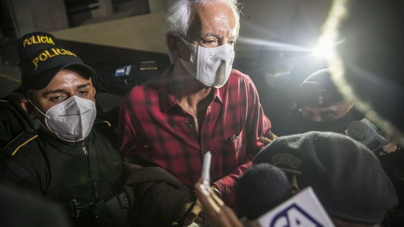 El periodista José Rubén Zamora Marroquín llega a la torre de tribunales luego de su captura, el 29 de julio de 2022 en Ciudad de Guatemala (Guatemala). Esteban Biba