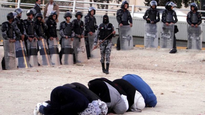 Imagen de archivo de unas mujeres jordanas rezando cerca de la plaza de Gamal Abdul Naser, en Amán, Jordania.Jamal Nasrallah