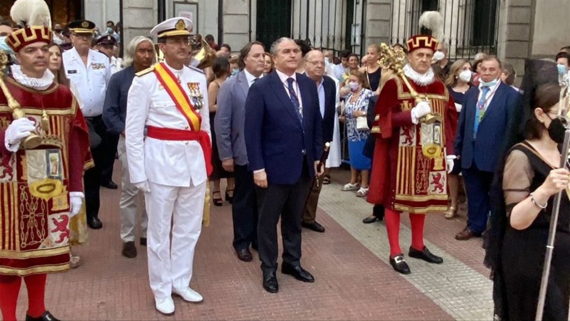 El concejal Javier Ramírez, en el centro de la imagen, durante la última celebración de las Fiestas del Carmen en Chamberí