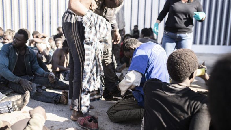 Varios migrantes tras saltar la valla en Melilla ILIES AMAR -