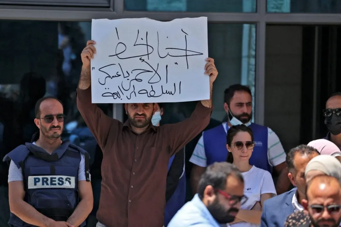 Periodistas protestan frente a la oficina de las Naciones Unidas en la ciudad ocupada de Cisjordania, Ramallah, el 28 de junio de 2021 [ABBAS MOMANI/AFP vía Getty Images].