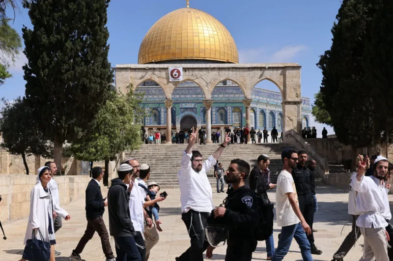 La policía israelí acompaña a un grupo de visitantes judíos frente a la Cúpula de la Roca en el recinto de la mezquita de al-Aqsa en la Ciudad Vieja de Jerusalén el 5 de mayo de 2022 [AHMAD GHARABLI/AFP vía Getty Images].