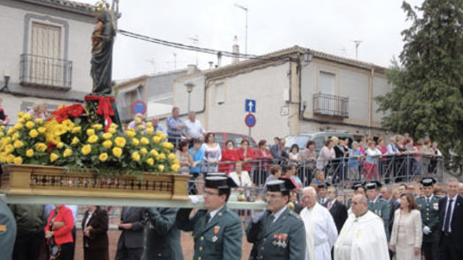La Guardia Civil llevan en andas a la Virgen del Pilar