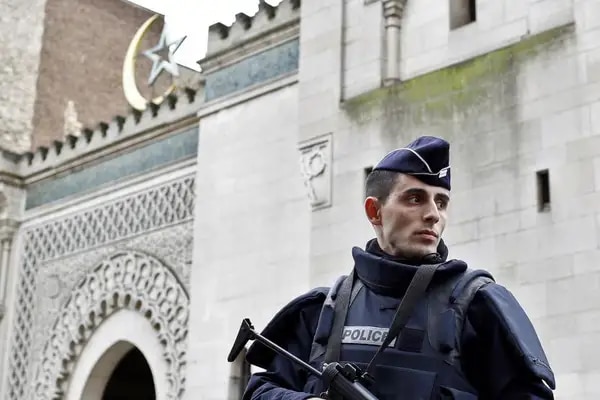 La Policía en una mezquita de París, en una imagen de archivo