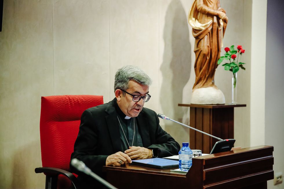 El arzobispo electo de Valladolid, Luis Argüello, interviene durante la reunión de la Comisión Permanente de la Conferencia Episcopal Española (CEE), en Madrid en junio de 2022.Carlos Luján