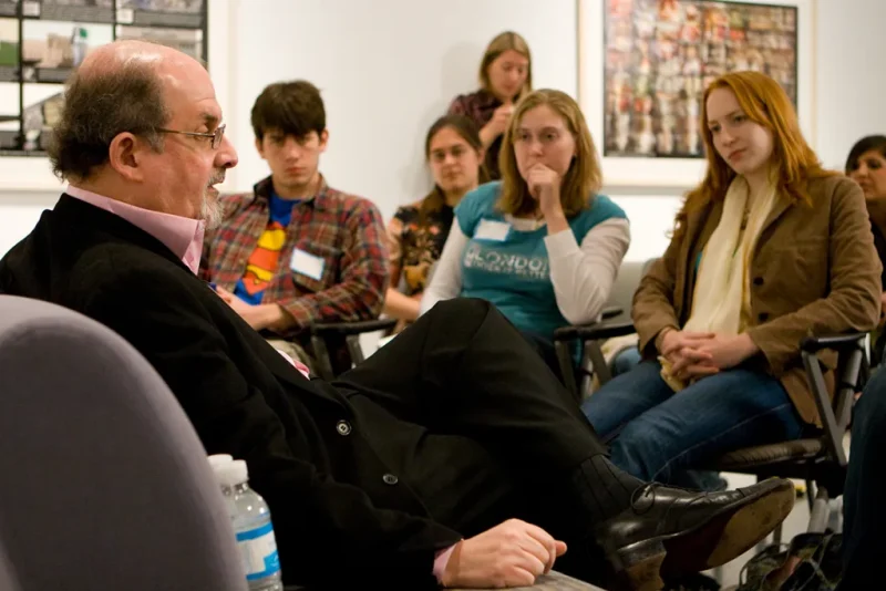 El autor Salman Rushdie ha vivido gran parte de su vida bajo amenazas debido a un libro que escribió hace más de treinta años, y fue atacado está semana en un atentado que casi acaba con su vida. En la foto, se le ve durante un foro con alumnos de Emory University. FOTO: Nrbelex at English Wikipedia.