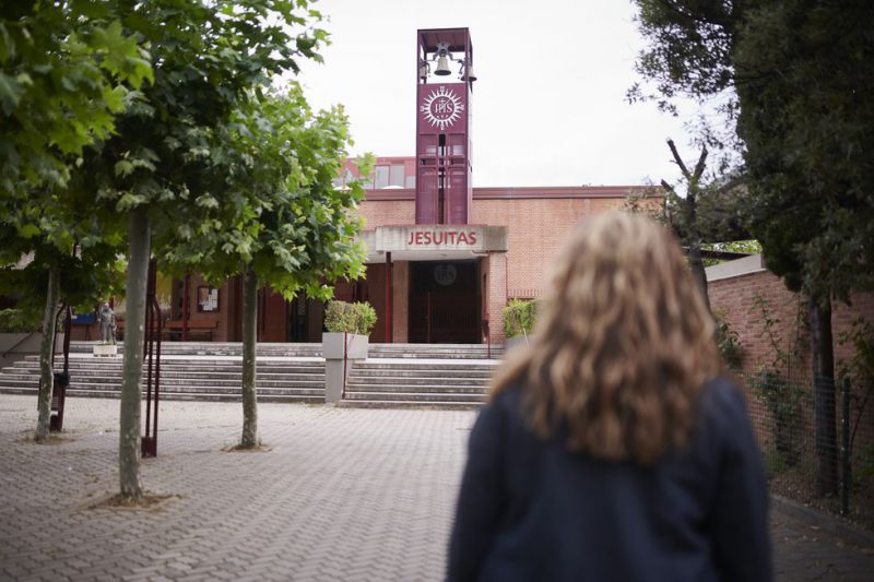 M., una víctima de abusos en la Iglesia, posa delante del colegio de jesuitas en Logroño.PABLO LASAOSA