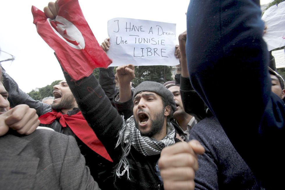 Un manifestante sostiene una pancarta que dice 'Tengo un sueño, Túnez libre' durante una protesta en enero de 2011.LUCAS DOLEGA