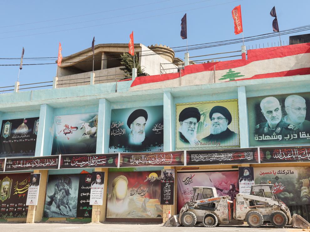 A picture showing Lebanon's Hezbollah leader Sayyed Hassan Nasrallah and Iran's Supreme Leader Ayatollah Ali Khamenei is seen in the town of YarounUna imagen que muestra al líder de Hezbolá del Líbano, Sayyed Hassan Nasrallah, y al líder supremo de Irán, el ayatolá Ali Khamenei, en la ciudad de Yaroun.