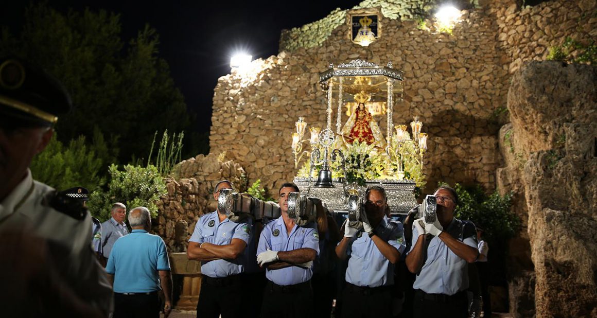 El alcalde (PSOE) de Mijas (Málaga) encabeza la delegación municipal en los actos religiosos en honor a la Virgen de la Peña, portada por la Policía Local.